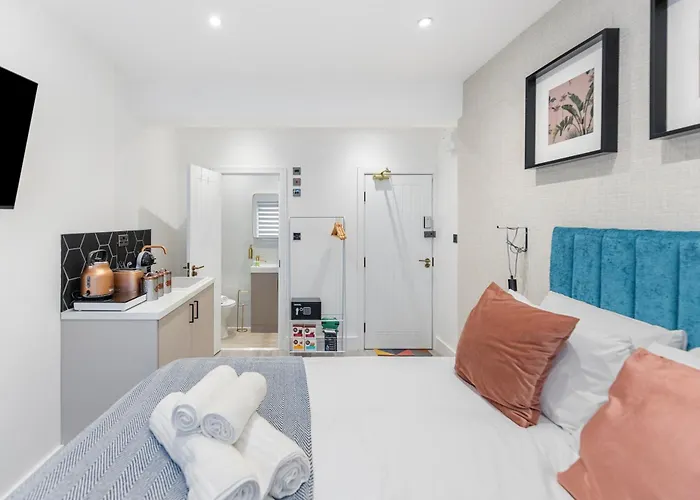 Minimalist Studio Bliss With Refreshing Ambiance